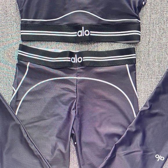 ALO Yoga Black and White Leggings Set - Picture 5 of 6